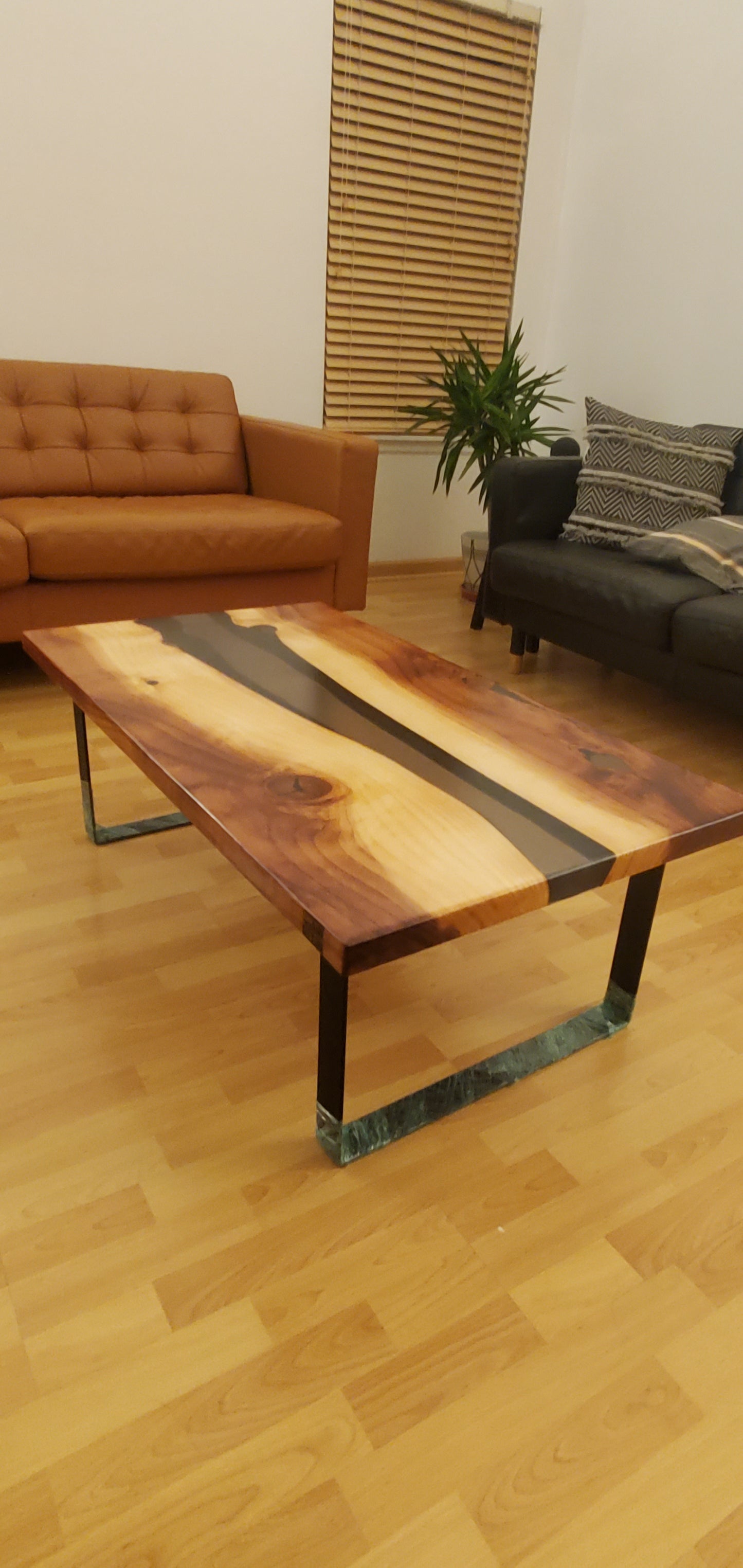 Redwood coffee table transparet black